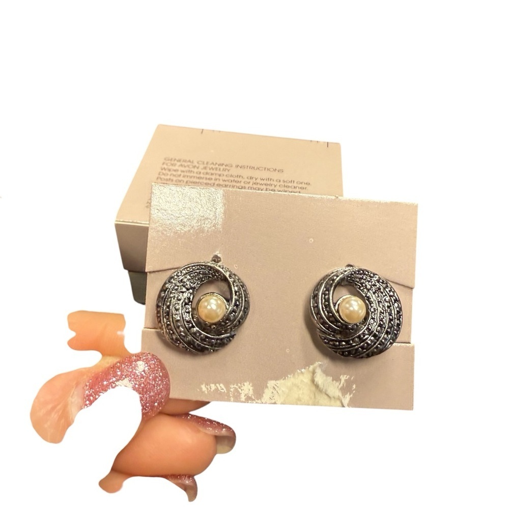 Avon “Eternal Twist” Silvertone  and Pearl clip Earrings NIB 1989 vintage